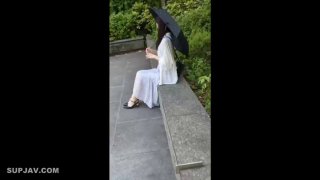 打开车窗玩车震还在小穴上涂风油精,小美女痛不欲生哭着在车上打滚，操到连妈都不认识